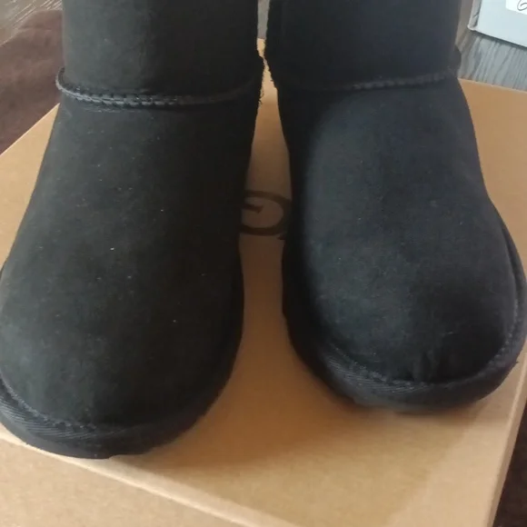 Girls UGG Boots - Picture 3 of 4